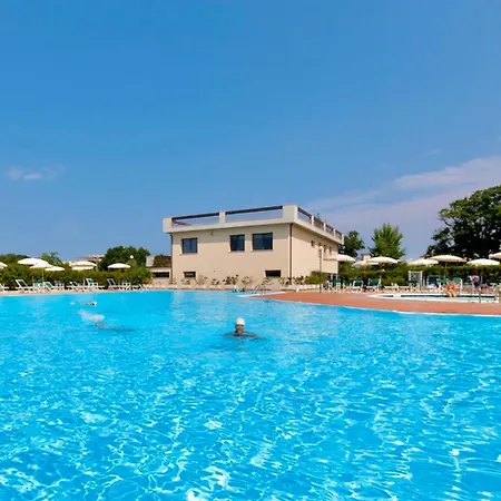 Isa-apartments For 4 People, 2 Bedrooms, In With Swimming Pool In San Vincenzo, Just 600 Meters From The Sea شقة فندقية *